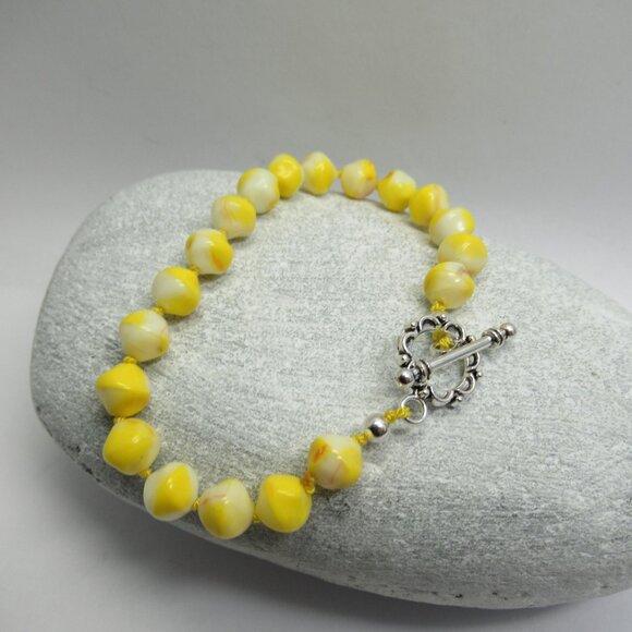 Uranium glass bead bracelet - Picture 7 of 13